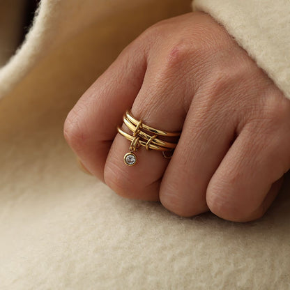 Mehrreihiger Ring mit Zirkonia-Charm
